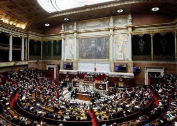 Парламент Франции выразил недоверие правительству страны