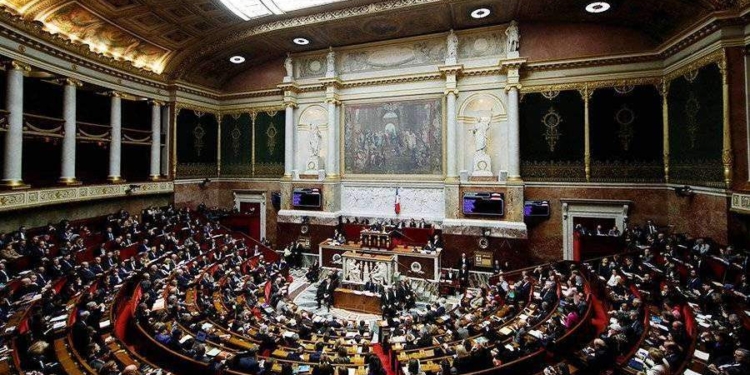 Парламент Франции выразил недоверие правительству страны