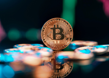 Курс биткоина превысил $105 тысяч на фоне ожиданий политики Трампа