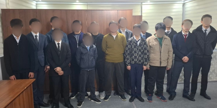 В Душанбе школьники устроили конфликт на улице