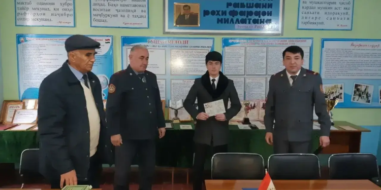 Паспортно-регистрационные службы Согда проводят разъяснительные работы в школах