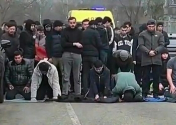 В Алматы более 30 человек привлекли к ответственности за перекрытие улицы для молитвы