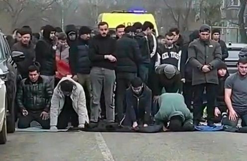 В Алматы более 30 человек привлекли к ответственности за перекрытие улицы для молитвы