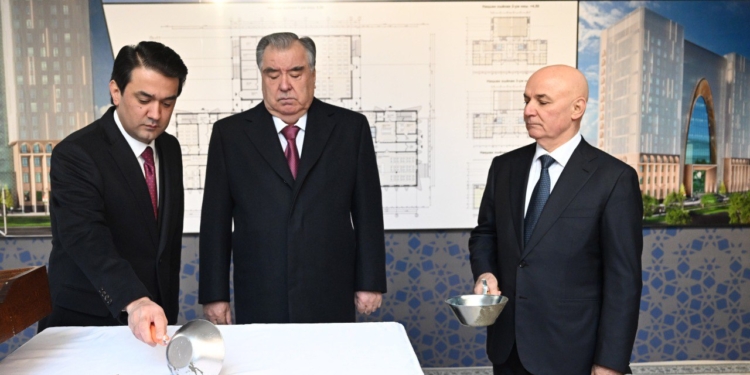 Эмомали Рахмон и Рустами Эмомали открыли новое здание Верховного суда и заложили камень для строительства Налогового комитета