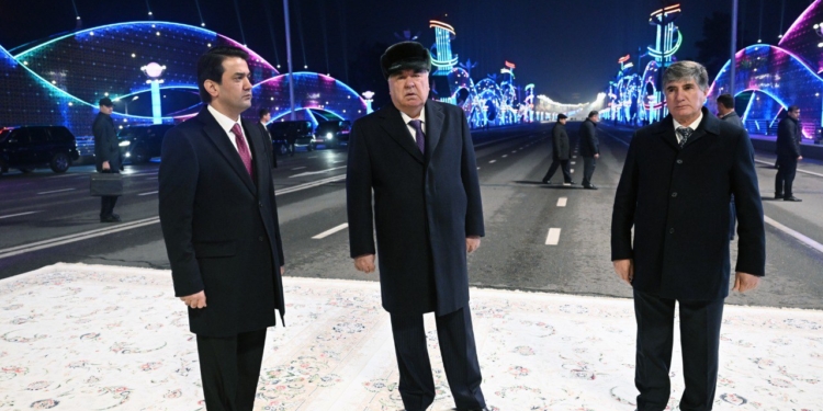 Эмомали Рахмон оценил реконструкцию моста и проспекта в Душанбе
