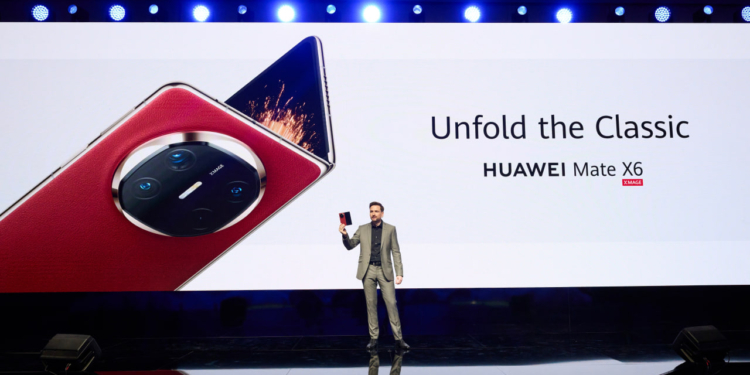 Компания Huawei представила новый складной смартфон и другие флагманские устройства на презентации в Дубае