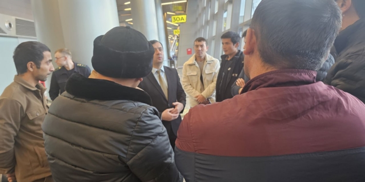 Консульская служба Таджикистана провела встречи с гражданами в московских аэропортах