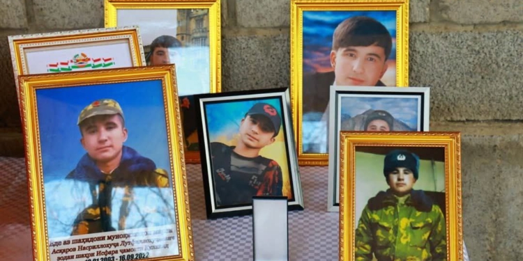 В Исфаре почтили память погибших военнослужащих