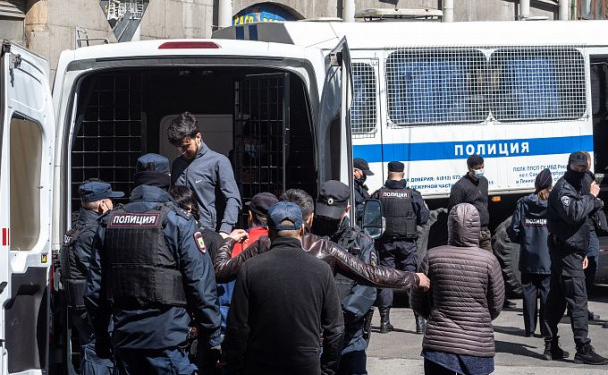 МВД России получило право выдворять мигрантов без суда