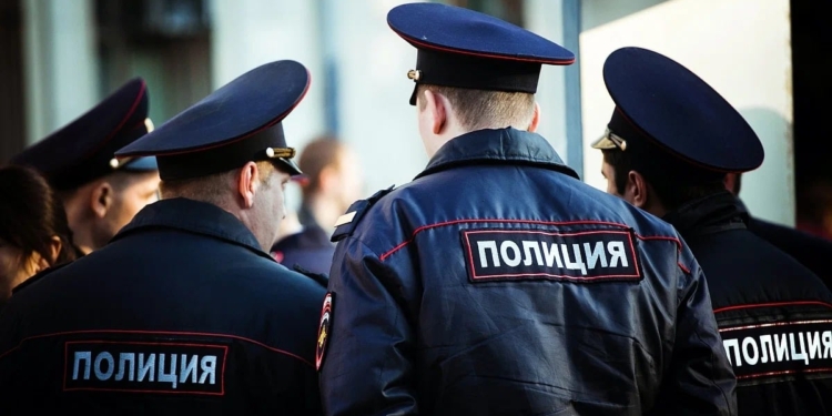 Полиция в РФ получит право проверять мигрантов без ордера