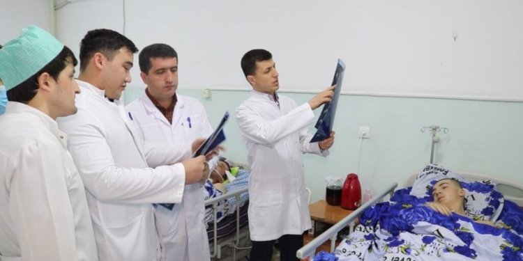 В Таджикистане впервые провели сложную операцию на сосудах мозга