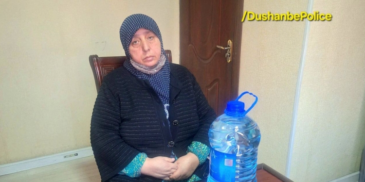 В Душанбе задержана женщина за занятия гаданием и колдовством