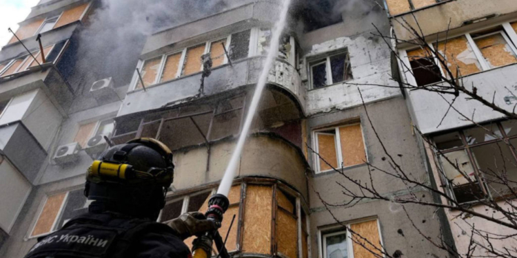 Российская армия нанесла удар по Украине баллистическими и крылатыми ракетами