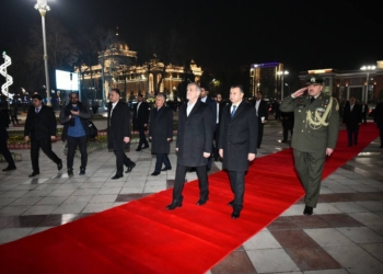Президент Ирана возложил венок к памятнику Исмоили Сомони