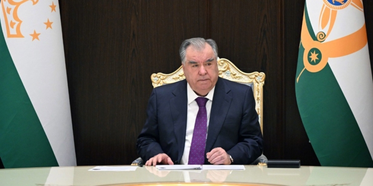 Эмомали Рахмон освободил ряд судей и глав районов от должностей