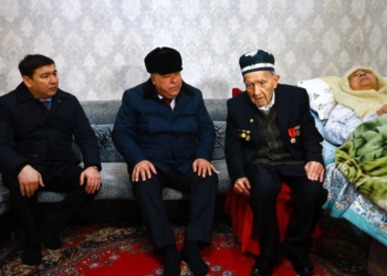 Глава Согдийской области посетил ветеранов труда и малоимущие семьи