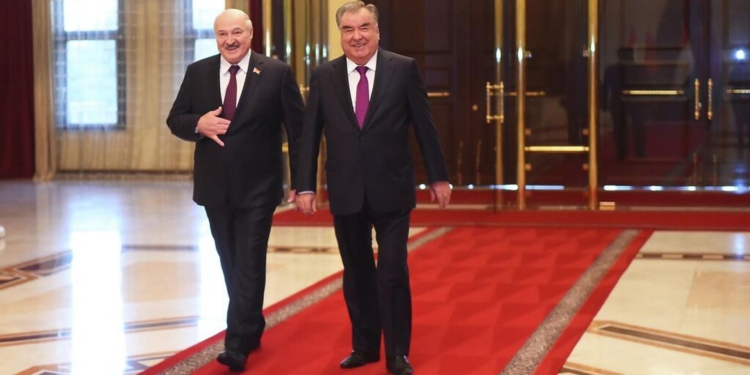 Эмомали Рахмон и Александр Лукашенко провели телефонные переговоры