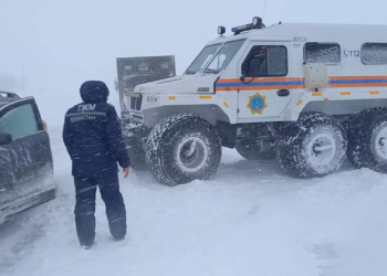 В Казахстане спасатели помогли пассажирам сломавшегося автобуса из Таджикистана