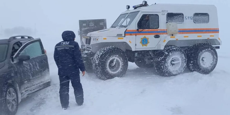 В Казахстане спасатели помогли пассажирам сломавшегося автобуса из Таджикистана