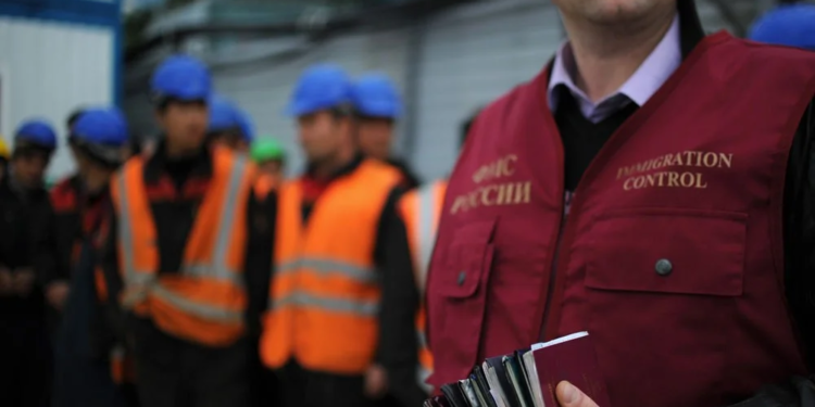 670 тысяч человек находятся в России нелегально