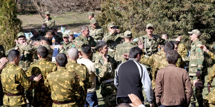 Солдатам организовали экскурсию по Душанбе в честь Дня Вооружённых сил