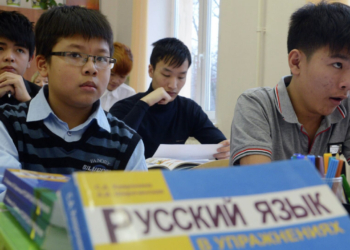 В России предложили наказывать мигрантов за необучение детей русскому языку