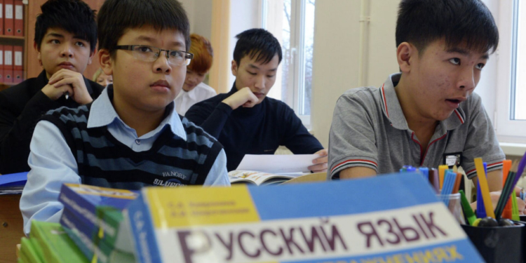 В России предложили наказывать мигрантов за необучение детей русскому языку