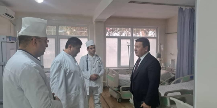 В Турсунзаде проверили работу Центральной больницы