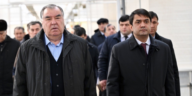 Президент Таджикистана Эмомали Рахмон посетил питомник редких растений «Кишвари сабз»