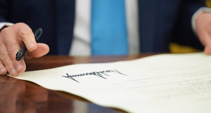 Трамп подписал распоряжение о пошлинах на товары из Канады, Мексики, Китая