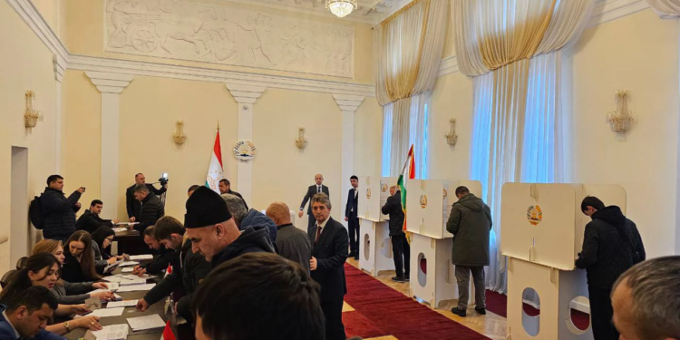 На избирательных участках при посольствах Таджикистана в Минске и Москве выборы проходили при большой явке избирателей