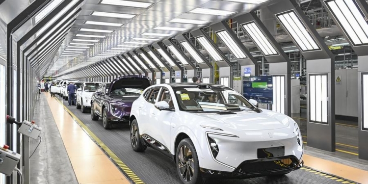 В Китае производство и продажи NEV-автомобилей выросли в феврале 2025 года