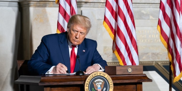 Трамп подпишет указ о признании английского языка официальным в США