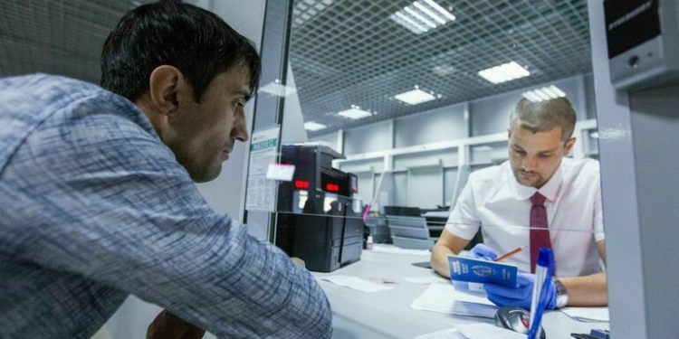 В России предложили выдавать мигрантам только целевые патенты
