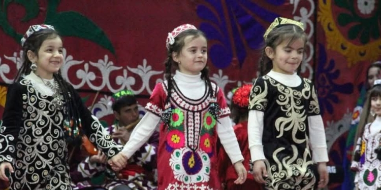 В Кулябе прошел областной этап фестиваля «Сто цветов чакана»