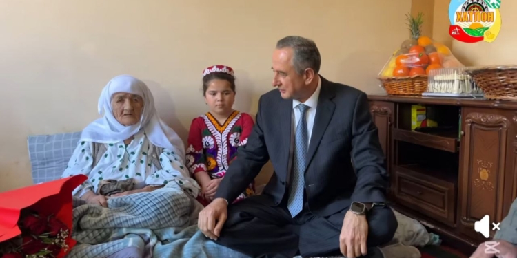 Глава Хатлона встретился с 121-летней жительницей Таджикистана