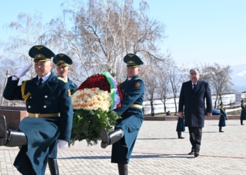 Президент Таджикистана возложил венок к мемориалу «Ана-Бейит» в Бишкеке