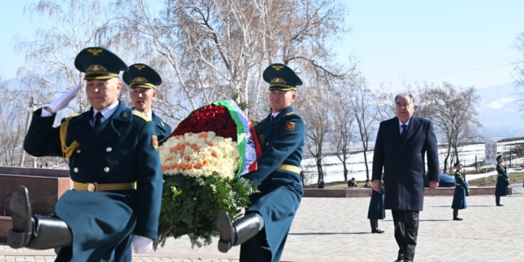 Президент Таджикистана возложил венок к мемориалу «Ана-Бейит» в Бишкеке