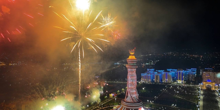 В Душанбе на площади «Истиклол» прошла праздничная программа в честь Навруза