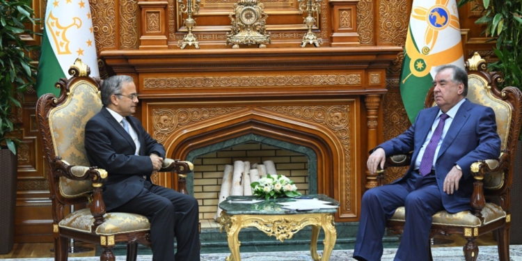 Президент Таджикистана встретился с Генеральным секретарем ОЭС