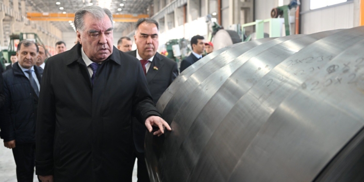 Эмомали Рахмон открыл завод по производству металлических труб и профилей в Б.Гафуровском районе