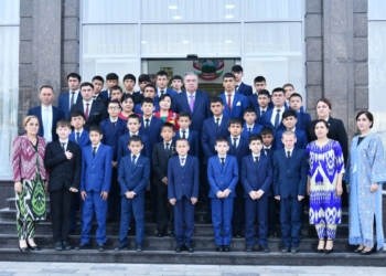 Президент Таджикистана встретился с сиротами в Худжанде