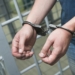 Сотрудник правоохранительных органов задержан за мошенничество на 20 000 долларов