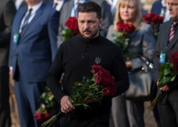 Представители посольств почтили память жертв обстрела Киева в результате которого погибли 12 человек, еще 87 получили ранения