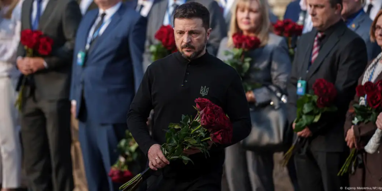 Представители посольств почтили память жертв обстрела Киева в результате которого погибли 12 человек, еще 87 получили ранения