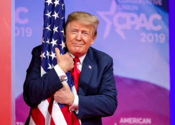 Трамп заплатит мигрантам и купит им авиабилеты за добровольный отъезд из США