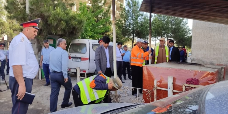 В Бохтаре демонтируют незаконные объекты на тротуарах