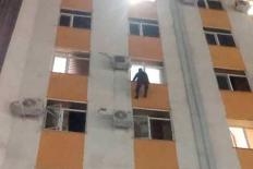 В Душанбе спасатели КЧС деблокировали дверь квартиры, в которой находился ребенок
