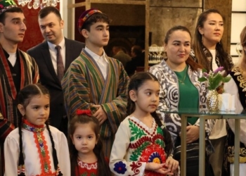 Международный праздник Навруз и «Сайри гули лола» отметили в Новосибирске