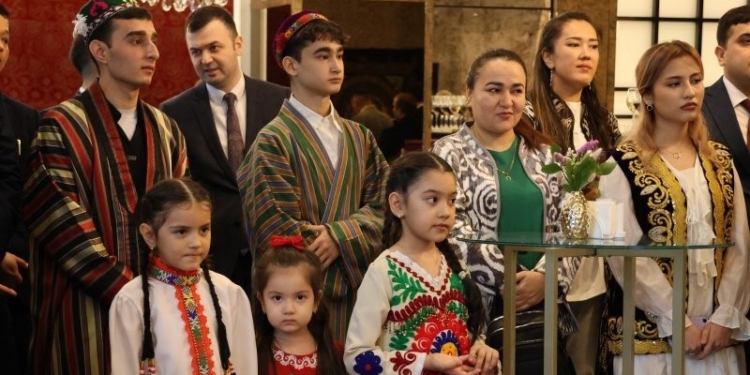 Международный праздник Навруз и «Сайри гули лола» отметили в Новосибирске